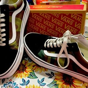 Vans Sneakers like new!!! Only wore once, smoke free home! Men’s size 9